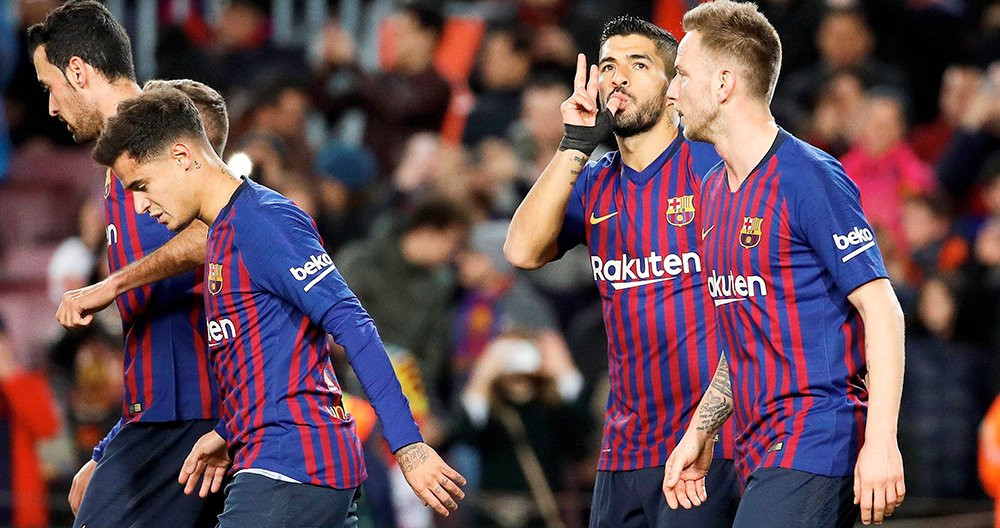 Coutinho (i), Rakitic (d) y Luis Suárez (c) celebran un gol de este último en el Barça-Eibar de la temporada 2018-19 / EFE