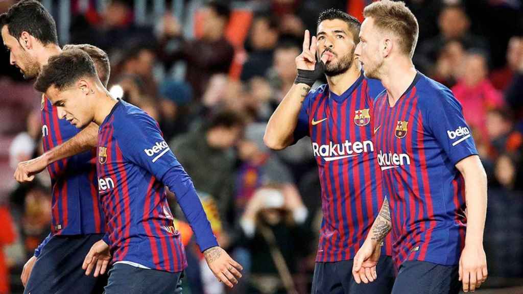 Coutinho (i), Rakitic (d) y Luis Suárez (c) celebran un gol de este último en el Barça-Eibar de la temporada 2018-19 / EFE