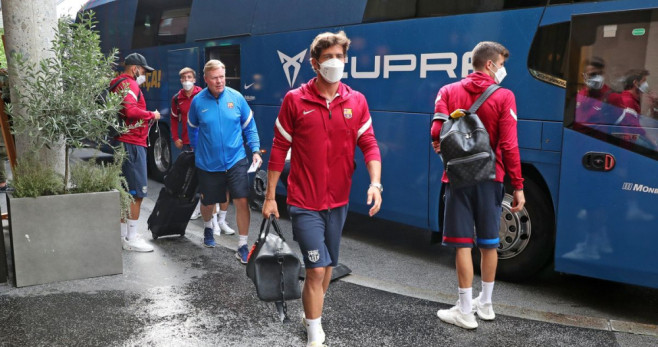 Sergi Roberto, junto al autocar del Barça / EFe