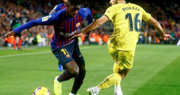 Dembelé regatea a Pedraza, del Villarreal / EFE