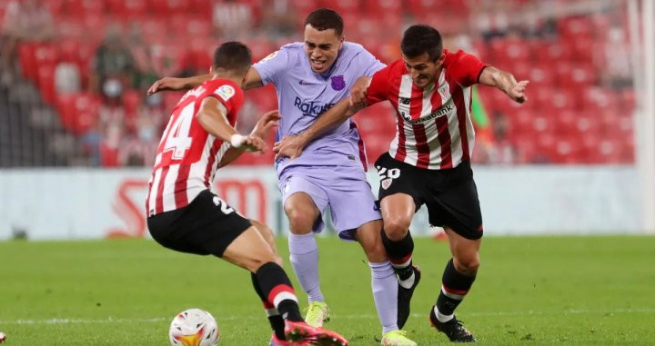 Dest, en una disputa de balón en el Athletic-Barça de la segunda jornada / FCB