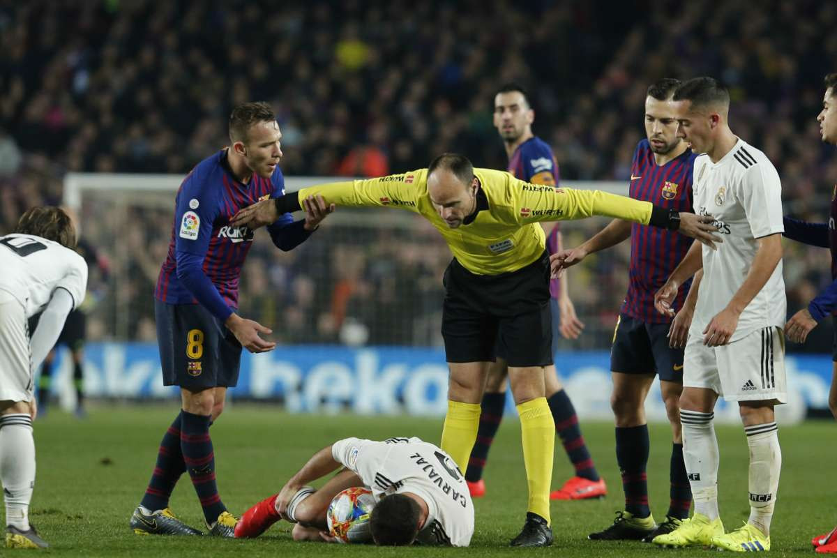 Mateu Lahoz arbitrando un clásico / EFE