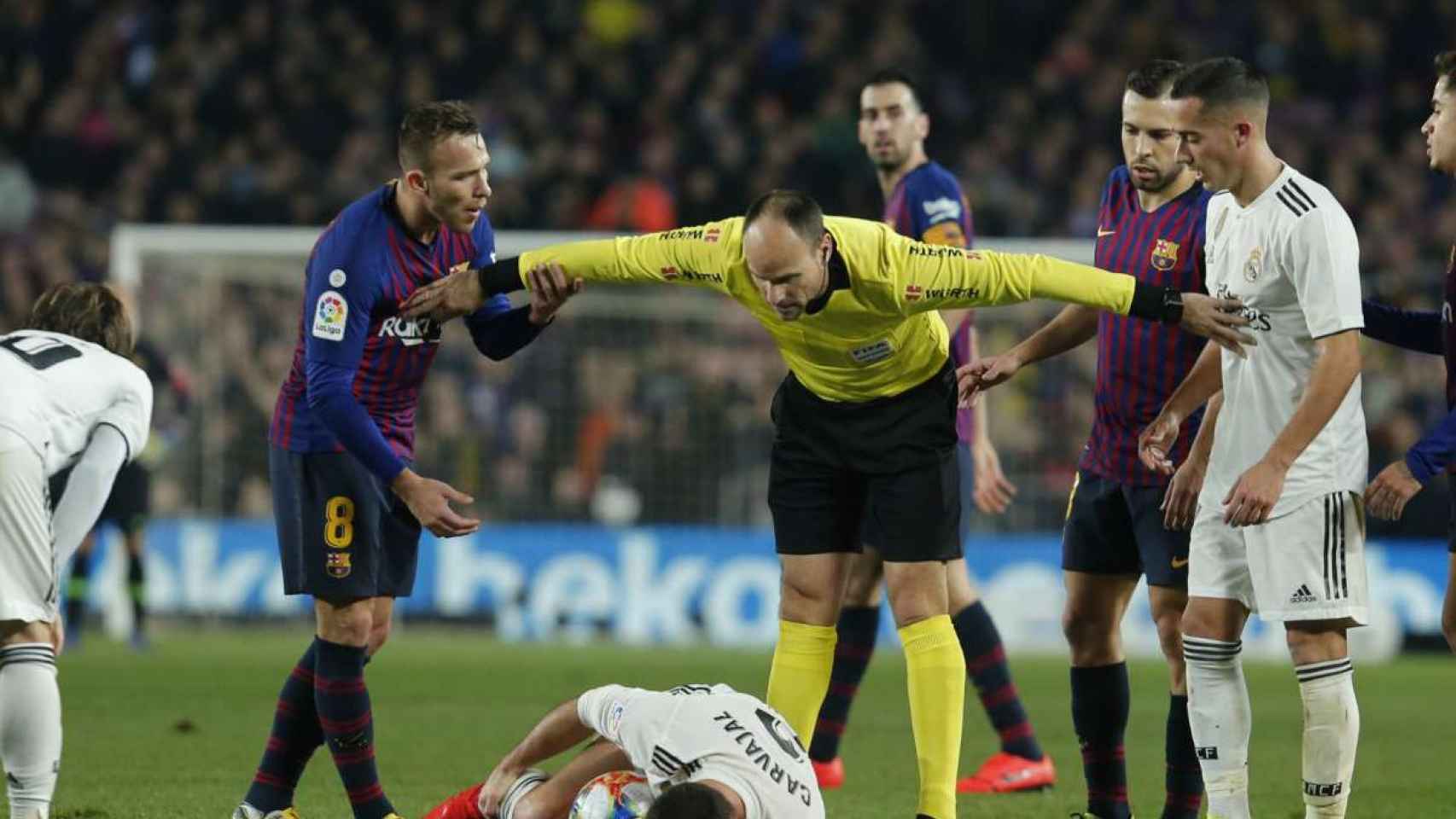 Mateu Lahoz arbitrando un clásico / EFE