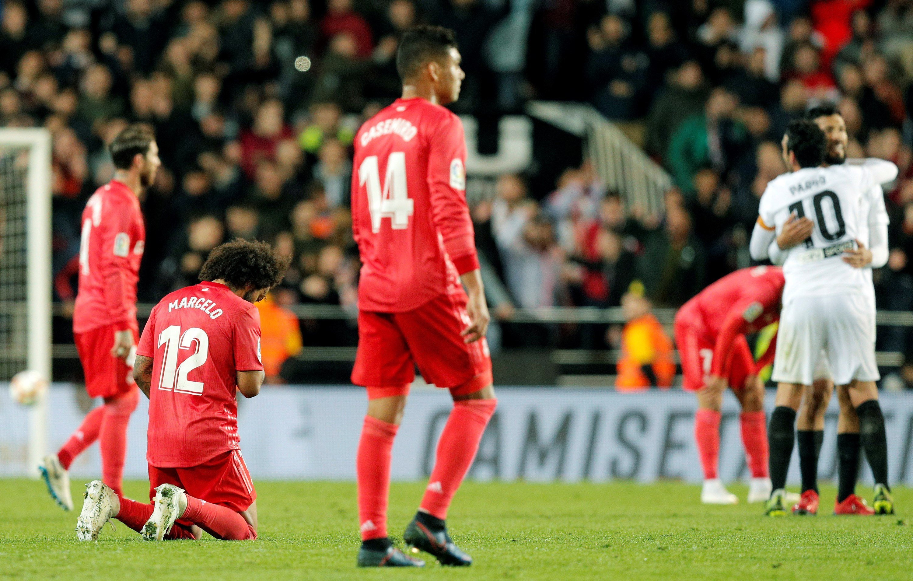 Los futbolistas del Real Madrid lamentan la derrota en Mestalla / EFE