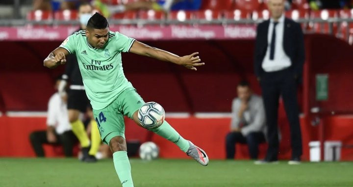 Casemiro, en una acción contra el Granada | EFE