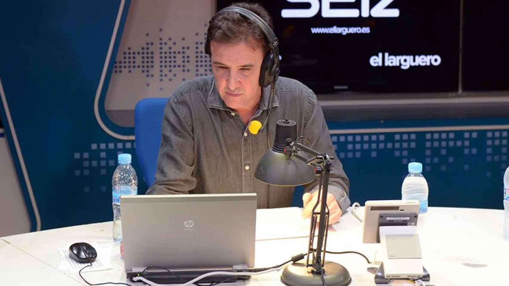 José Ramón de la Morena durante la emisión de uno de sus populares programas nocturnos.