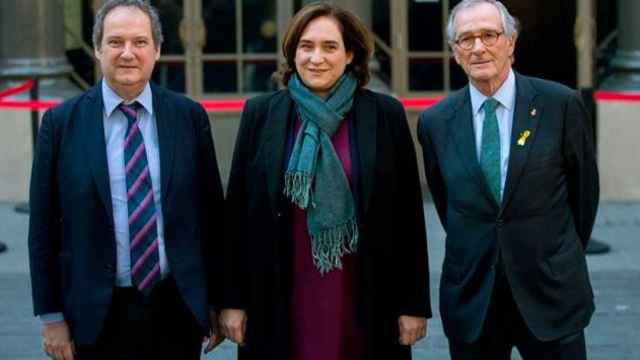 Los exalcaldes Jordi Hereu y Xavier Trias, junto a la alcaldesa Ada Colau / EFE