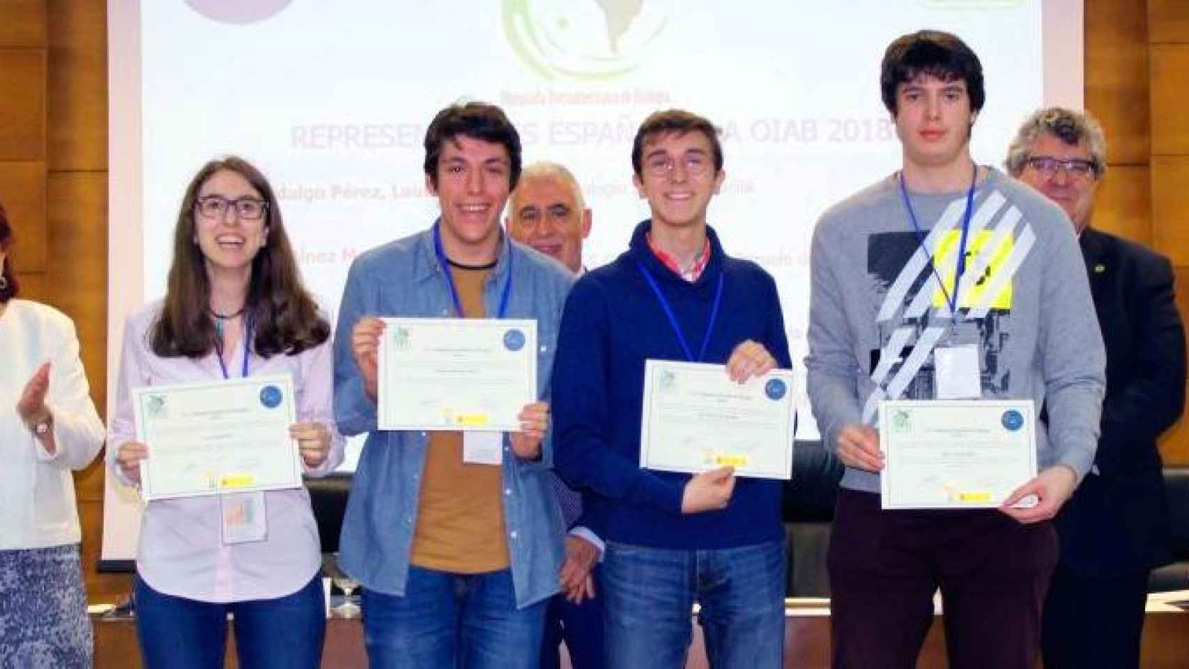 De izquierda a derecha, los representantes en la OIAB 2018, los alumnos Laura Hidalgo Pérez, Eduardo Martínez Marín, Iker Puerto San Román y Pedro Vieites Pérez