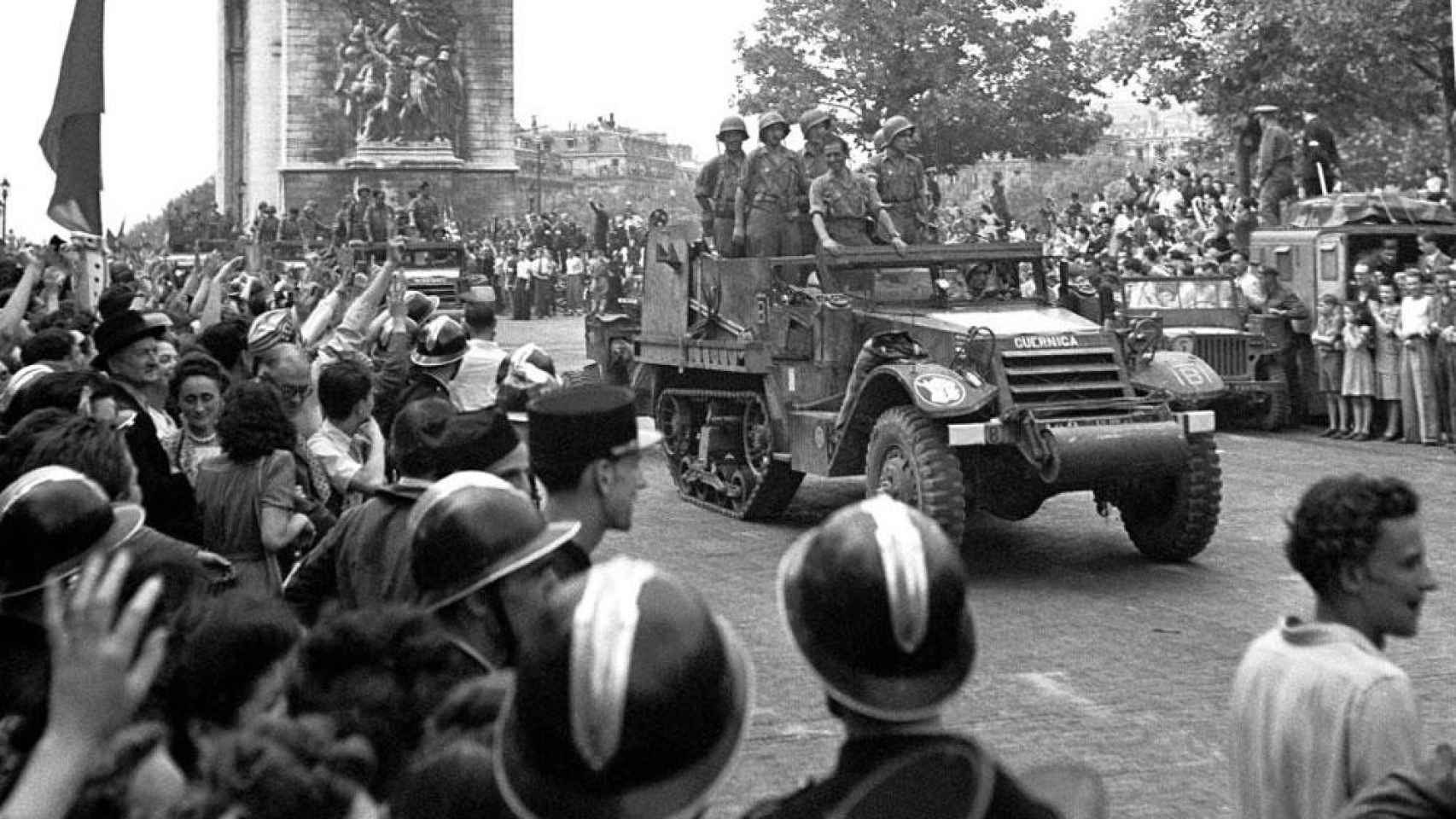 El semioruga Guernica, con algunos de los soldados españoles que participaron en la liberación de París de los nazis durante la Segunda Guerra Mundial / ARCHIVO