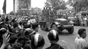 El semioruga Guernica, con algunos de los soldados españoles que participaron en la liberación de París de los nazis durante la Segunda Guerra Mundial / ARCHIVO