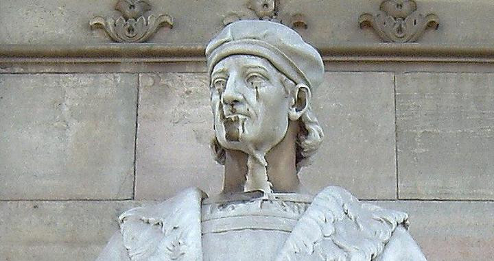 Estatua de Antonio de Nebrija (c.1441–1522) en la entrada de la Biblioteca Nacional de España, en Madrid. Esculpida en mármol blanco de Italia por Anselmo Nogués García