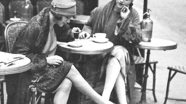 Dos mujeres en un café de París (1922) / MAURICE BRANGE