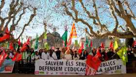 Unos 6.500 profesores y sanitarios se concentran a las puertas del Parlament / EUROPA PRESS