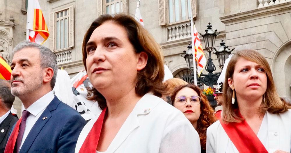 La alcaldesa de Barcelona, Ada Colau (c), junto al primer teniente de alcalde, Jaume Collboni (i), y la teniente de alcalde responsable del Peuat, Janet Sanz (i). 22@ / AJ BCN