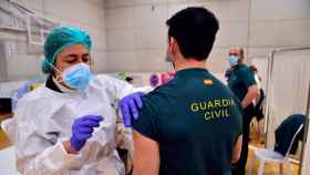 Un agente de la Guardia Civil recibe una dosis en un centro de vacunación. Govern / EP