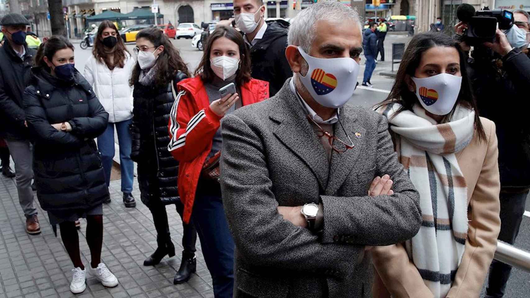 El candidato de Ciudadanos a la presidencia de la Generalitat, Carlos Carrizosa, y la presidenta del partido, Inés Arrimadas, hacen cola ante un colegio electoral de Barcelona / EFE