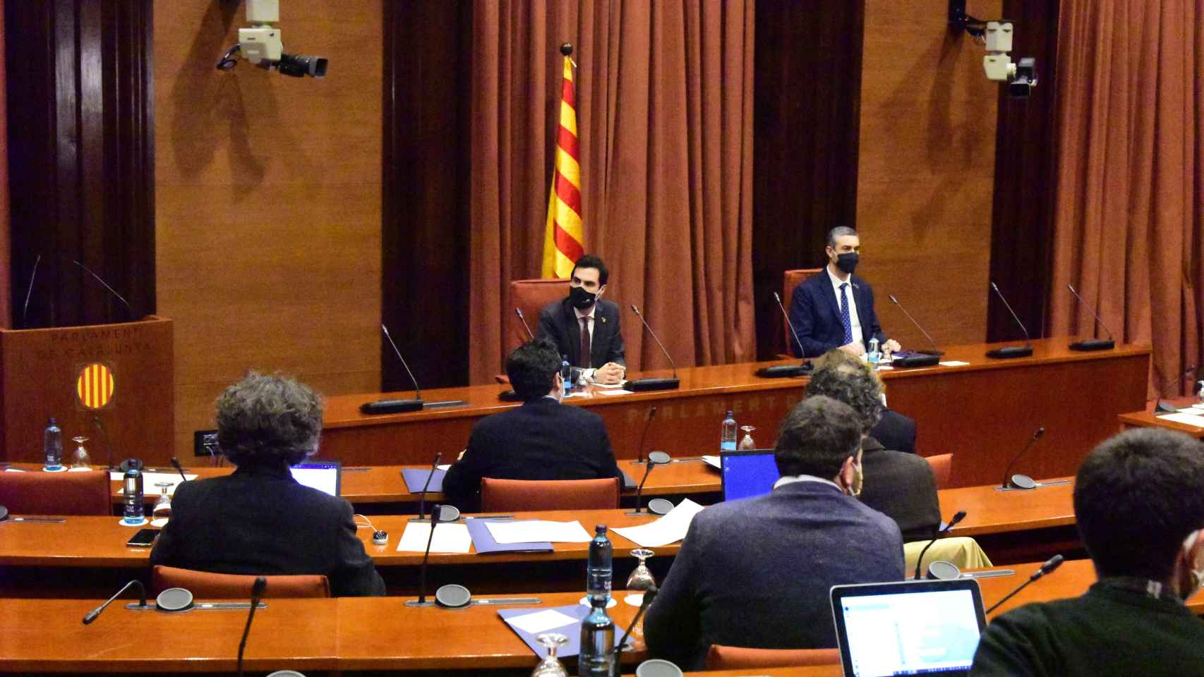 El presidente del Parlament, Roger Torrent, y el 'conseller' de Acción Exterior, Bernat Solé, durante una reunión de la mesa de partidos / EUROPA PRESS