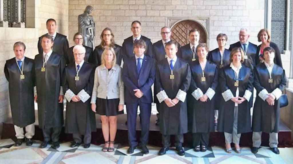 Carles Puigdemont, junto a los miembros del Gabinete Jurídico de la Generalitat, en una imagen de archivo / EUROPA PRESS