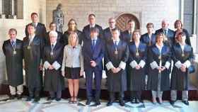 Carles Puigdemont, junto a los miembros del Gabinete Jurídico de la Generalitat, en una imagen de archivo / EUROPA PRESS