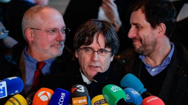 El expresidente de la Generalitat Carles Puigdemont (c), junto a los exconsellers, Lluis Puig (i) y Toni Comín (d), en Bruselas / EFE
