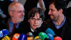 El expresidente de la Generalitat Carles Puigdemont (c), junto a los exconsellers, Lluis Puig (i) y Toni Comín (d), en Bruselas / EFE