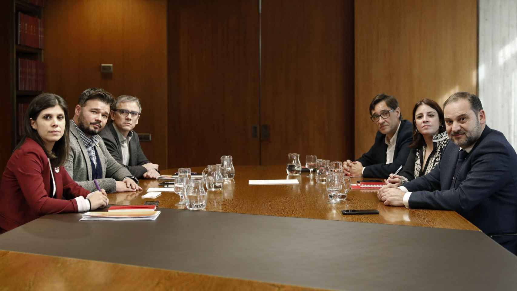 Las delegaciones de ERC, con Vilalta, Rufián y Jové, y del PSOE, con Ábalos, Lastra e Illa, en la reunión en el AMB para negociar los presupuestos / EFE