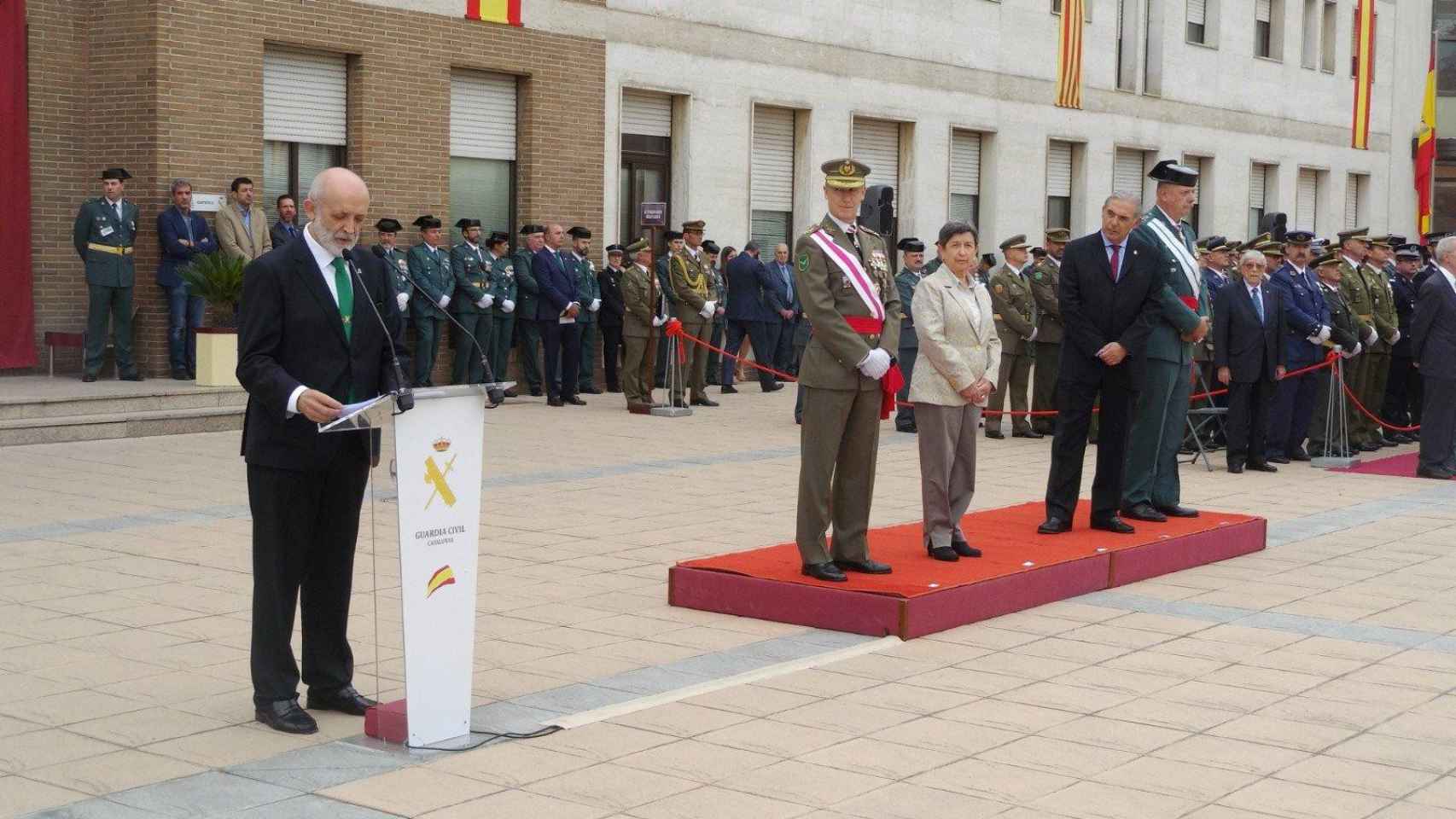 Félix Vicente Azón y Pedro Garrido, en el acto de la Guardia Civil en Sant Andreu de la Barca. Imagen del artículo 'Peligro: todos quieren repetir' / @guardiacivil