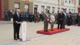 Félix Vicente Azón y Pedro Garrido, en el acto de la Guardia Civil en Sant Andreu de la Barca. Imagen del artículo 'Peligro: todos quieren repetir' / @guardiacivil