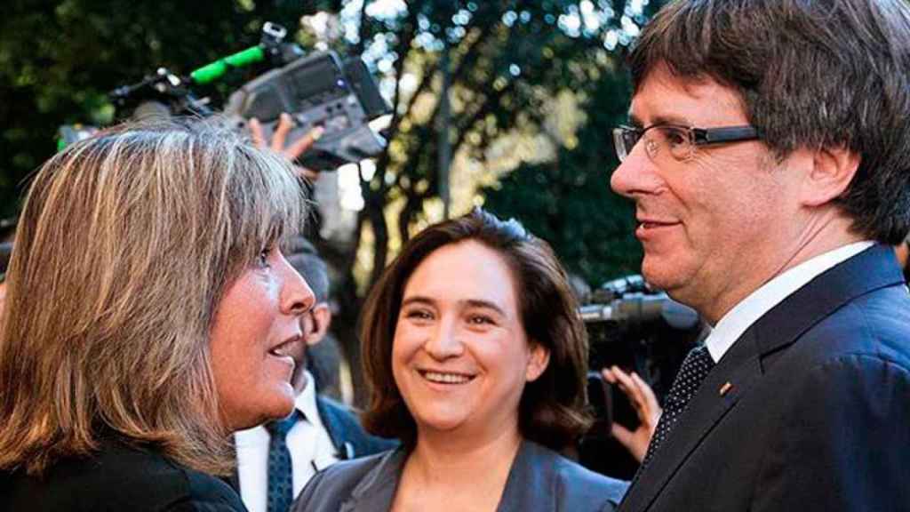 Ada Colau (c), observa como Núria Marín (i) habla con Carles Puigdemonet (d) en una imagen de archivo / EFE