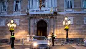 Quim Torra, saliendo en coche oficial de la Generalitat, donde persisten los mensajes y símbolos independentistas / EFE