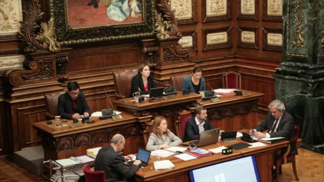La alcaldesa de Barcelona, Ada Colau, en un pleno municipal  / TWITTER