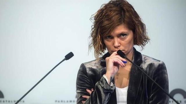 La hasta ahora diputada de Catalunya en Comú Podem Elisenda Alamany, cara visible del ala soberanista en la rueda de prensa ofrecida en el Parlament / EFE