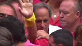 Quim Torra se quitó la americana y las gafas para participar en los 'castells' de La Mercè en la plaza de Sant Jaume de Barcelona