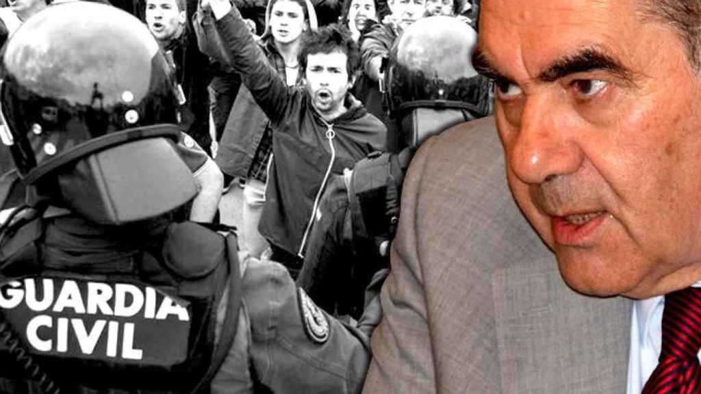 Ernest Maragall ante los agentes de la Guardia Civil en Sant Julià de Ramis (Girona) durante el referéndum del 1-O / CG