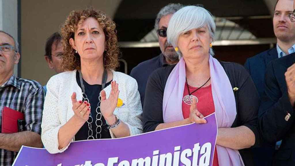 La alcaldesa de Badalona, Dolors Sabater (d), con la consejera de Justicia, Ester Capella, en una imagen de archivo / EFE