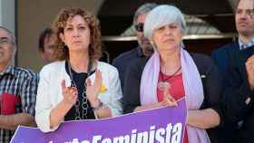 La alcaldesa de Badalona, Dolors Sabater (d), con la consejera de Justicia, Ester Capella, en una imagen de archivo / EFE