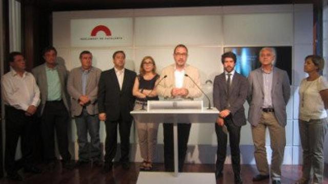 El secretario general de UDC, Ramon Espadaler, en rueda de prensa con parte de los diputados de UDC en el Parlamento autonómico. A su izquierda, el portavoz democristiano en la Cámara, Roger Montañola.