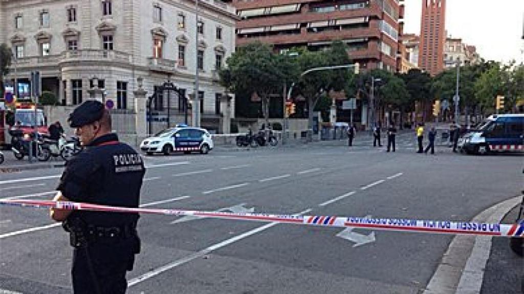Un agente de los Mossos d'Esquadra acordona la zona alrededor del Banco Mediolanum