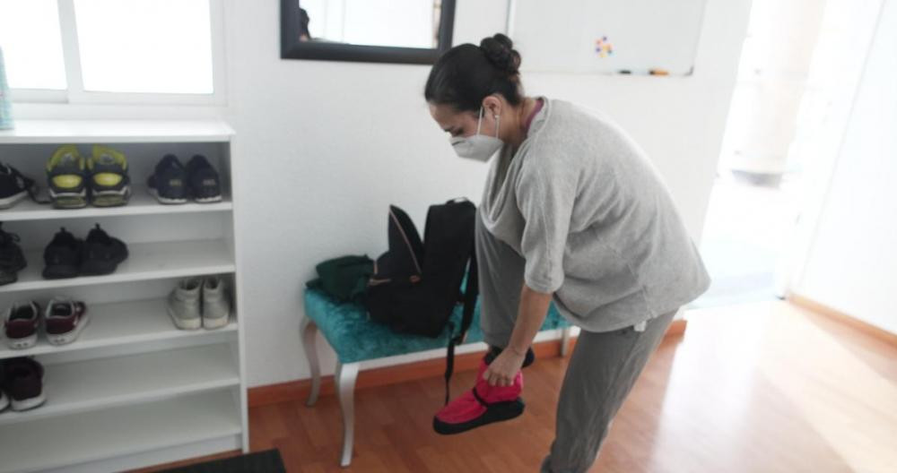 Una profesora de danza se prepara para dar una clase durante el Covid-19 / EP