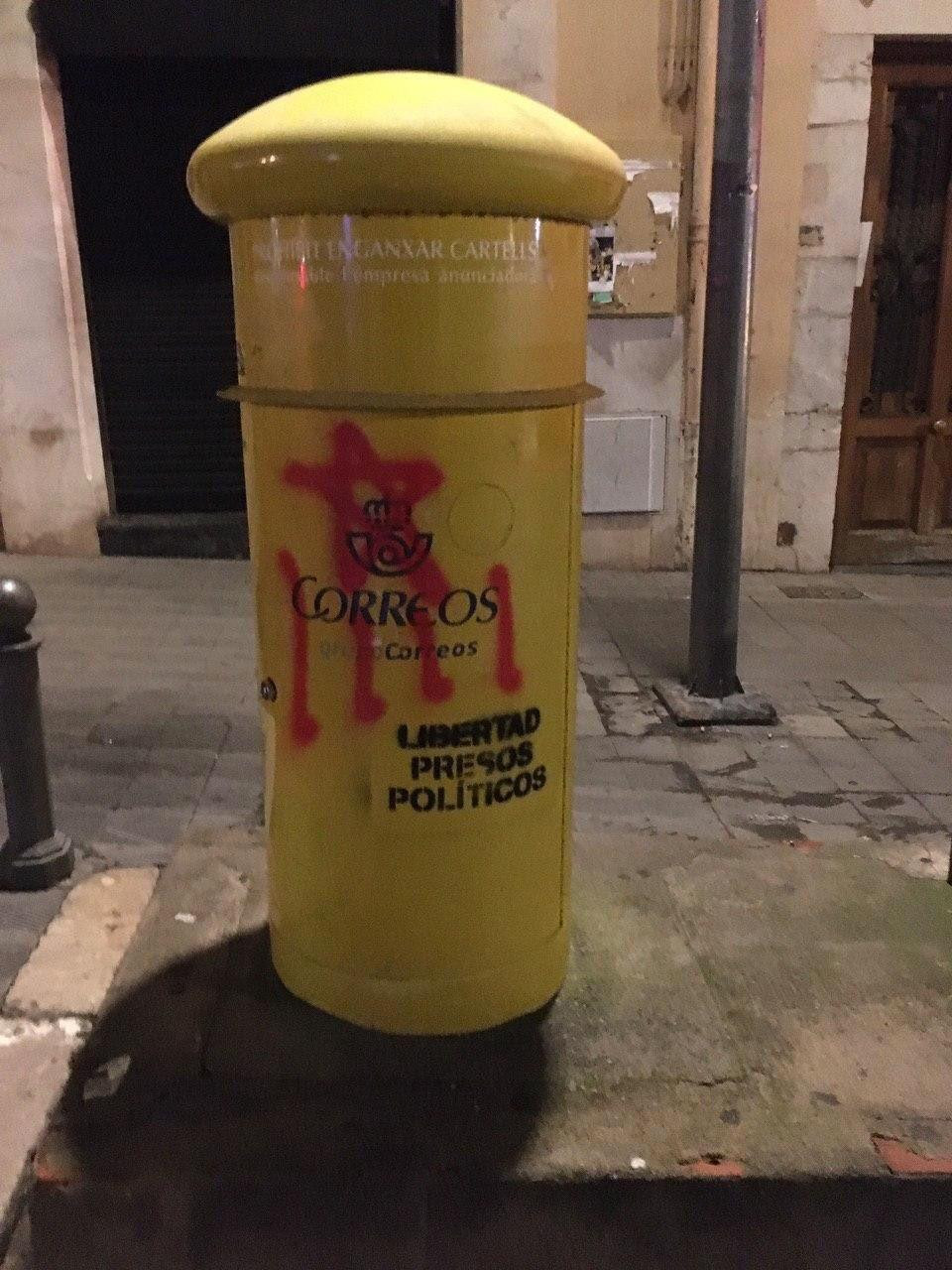 Buzón de Correos vandalizado con una estelada por el grupo L'Estaca / TWITTER