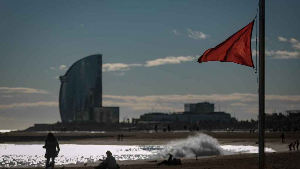 Bandera roja a causa del temporal en la playa de la Barceloneta, el 17 de enero de 2023 / Kike Rincón - EUROPA PRESS