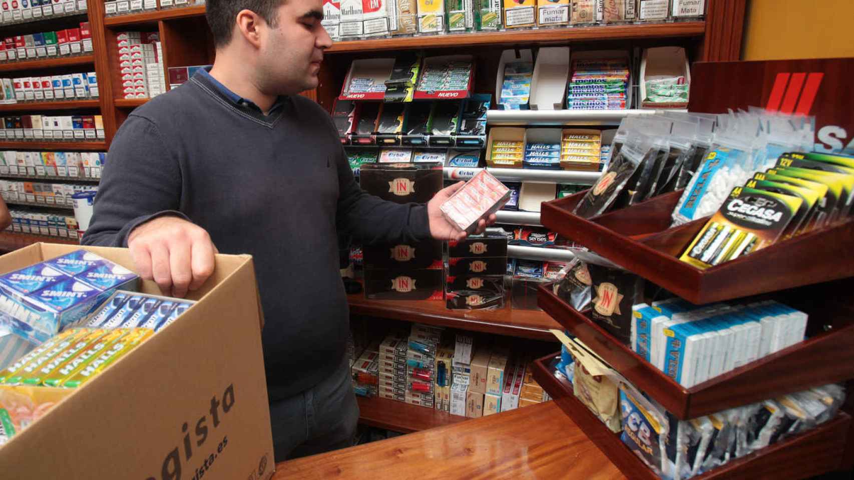 Uno de los 13.500 estancos españoles que trabajan con Logista, y donde los clientes pagarán hasta 35 céntimos más por la nueva subida del tabaco que afecta a algunas marcas  / EP