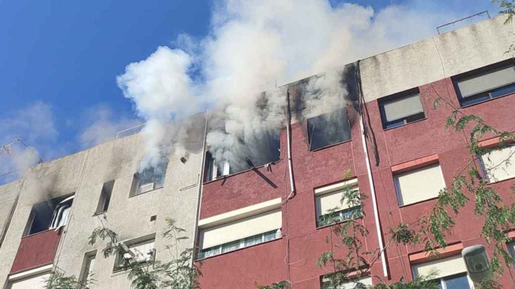 Estado en el que ha quedado la vivienda desde la que han saltado dos menores huyendo de un incendio / BOMBERS