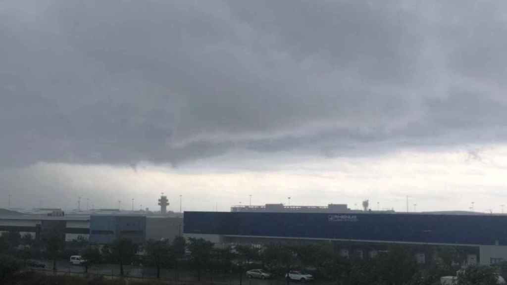 Cielo encapotado con una clariana al fondo en Barcelona