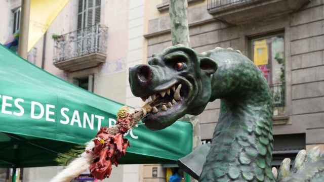 Un dragón adorna Las Ramblas en la diada de Sant Jordi / LUIS MIGUEL AÑÓN -  CG