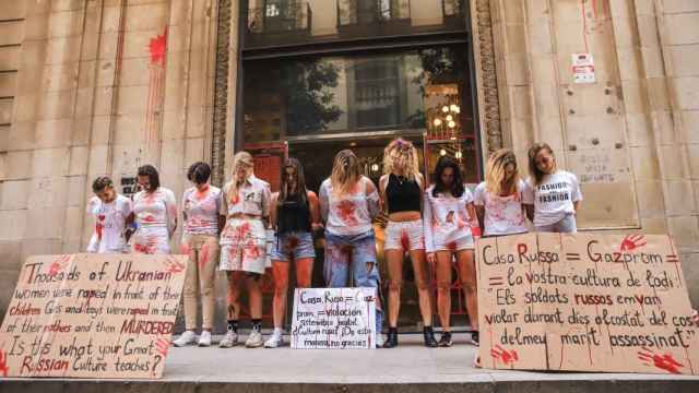 Los manifestantes frente a la Casa de Rusia / CEDIDA