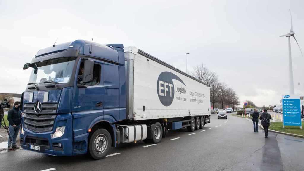 Un camión que transporta las vacunas sale de la planta de producción de Pfizer en Bélgica / EP