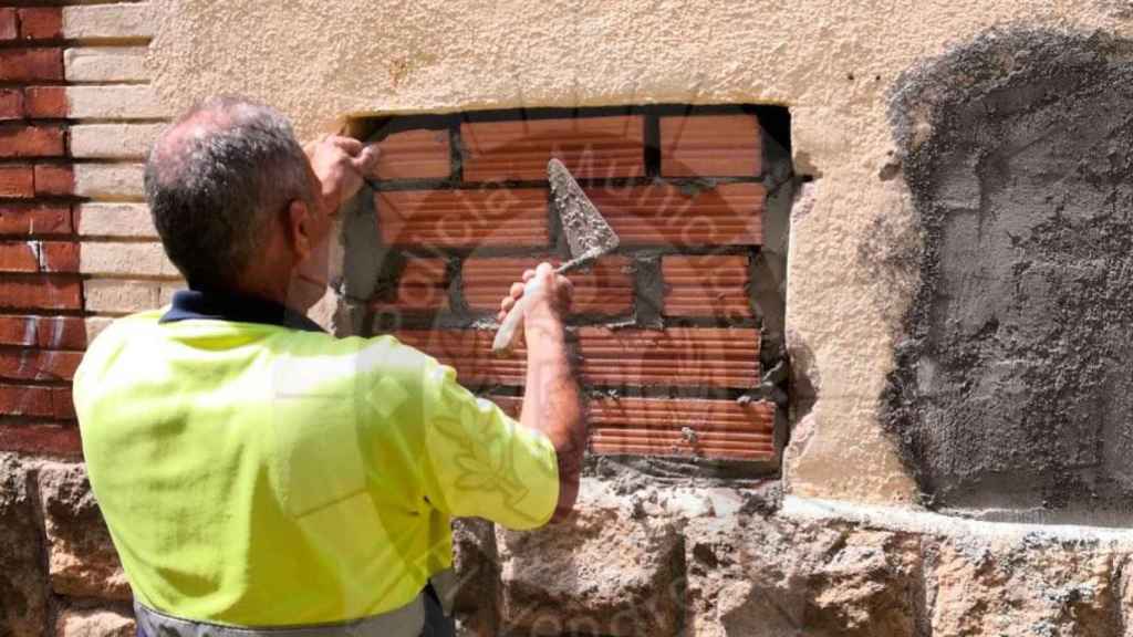 Un operario tapia una vivienda tras una okupación en Tarragona / POLICÍA EL VENDRELL