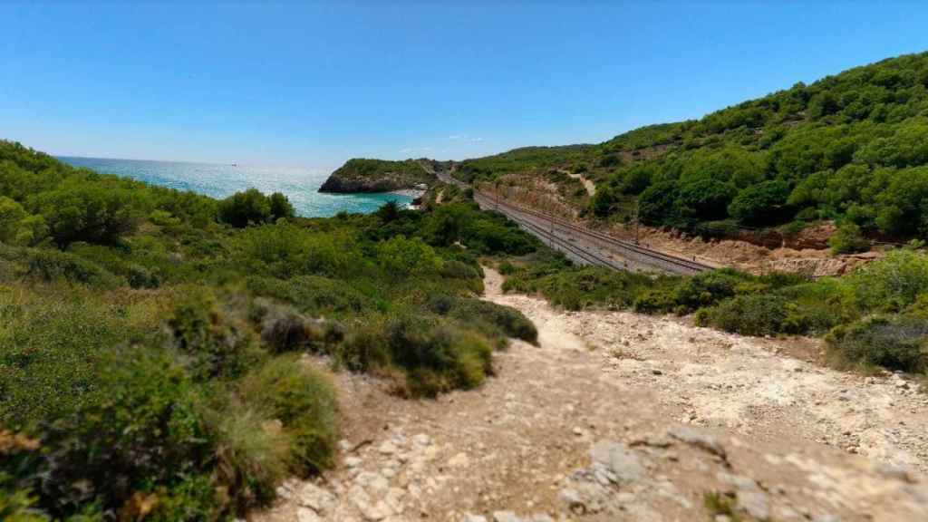 Playa de l'Home Mort, en Sitges / GOOGLE