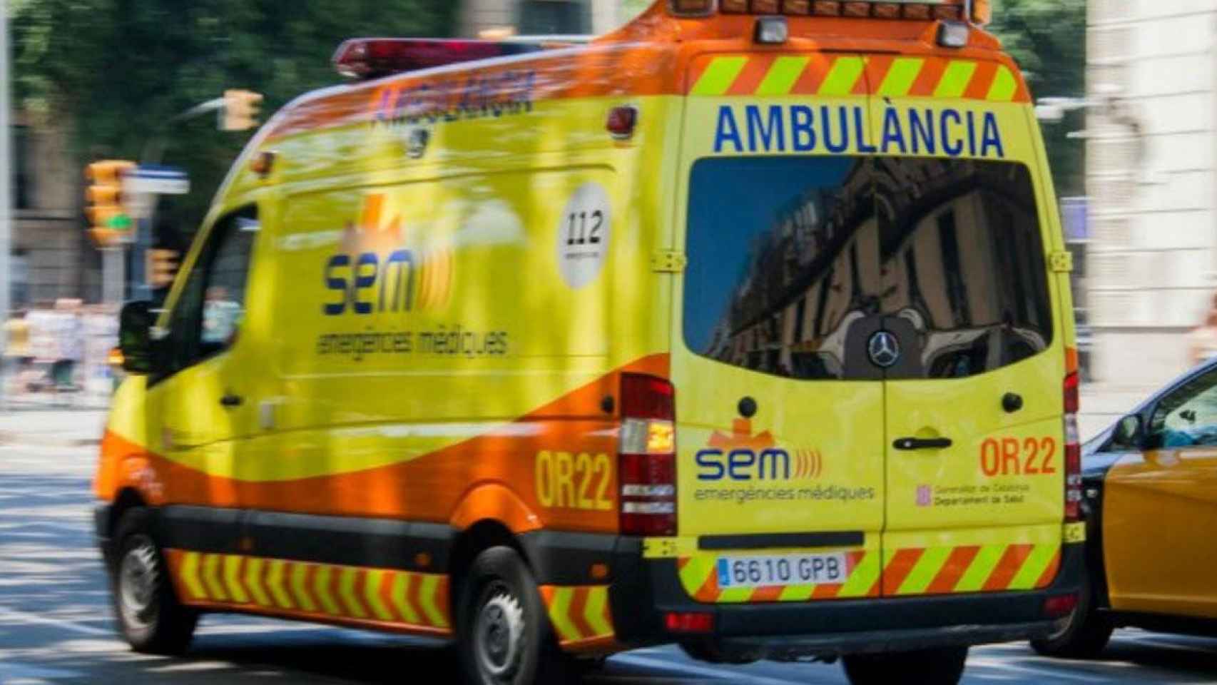 Una ambulancia, como la que se desplazó para auxiliar al trabajador aplastado por el montacargas / SEM